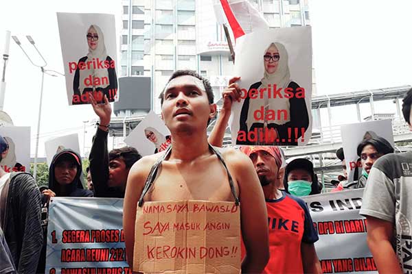 Aksi unjuk rasa puluhan mahasiswa di depan Gedung Bawaslu, Jakarta