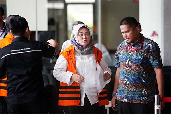 Bupati Bekasi nonaktif Neneng Hassanah Yasin berjalan memasuki Gedung KPK, Jakarta, Senin (22/10).