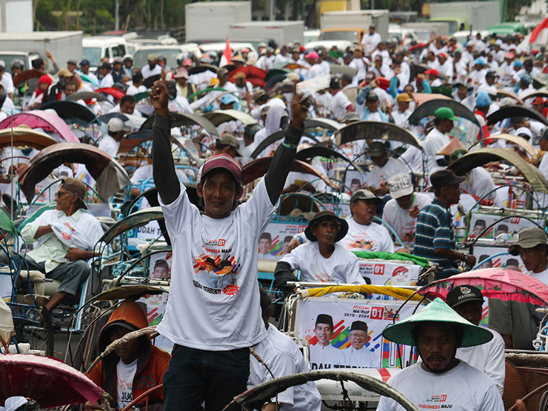 PARADE 1000 BECAK: Sejumlah pengemudi becak mengikuti 'Parade 1000 Becak' di Surabaya, Jawa Timur, Sabtu (23/3/2019).