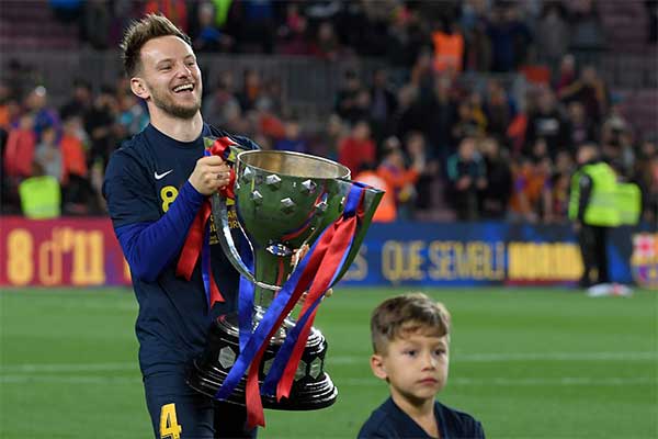 Gelandang Barcelona Ivan Rakitic mengaku ingin hengkang lantaran kontraknya belum diperpanjang.