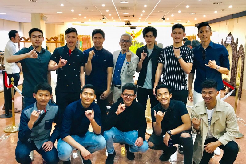 Para murid SSB di Spanyol memamerkan jari mereka usai menggunakan hak pilih di KBRI Madrid.