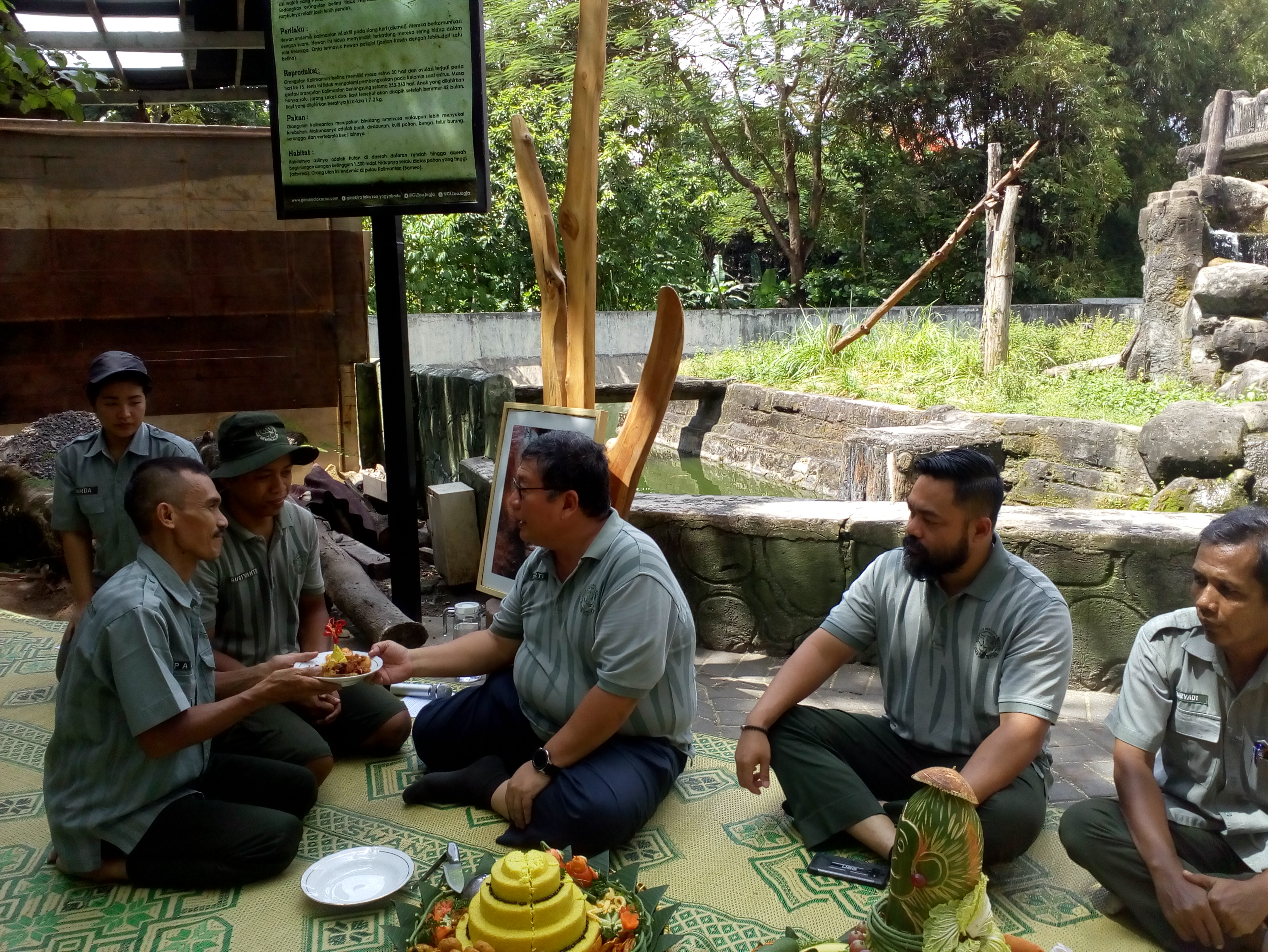 Upacara selapanan­ atau peringatan 35 hari kelahiran. 