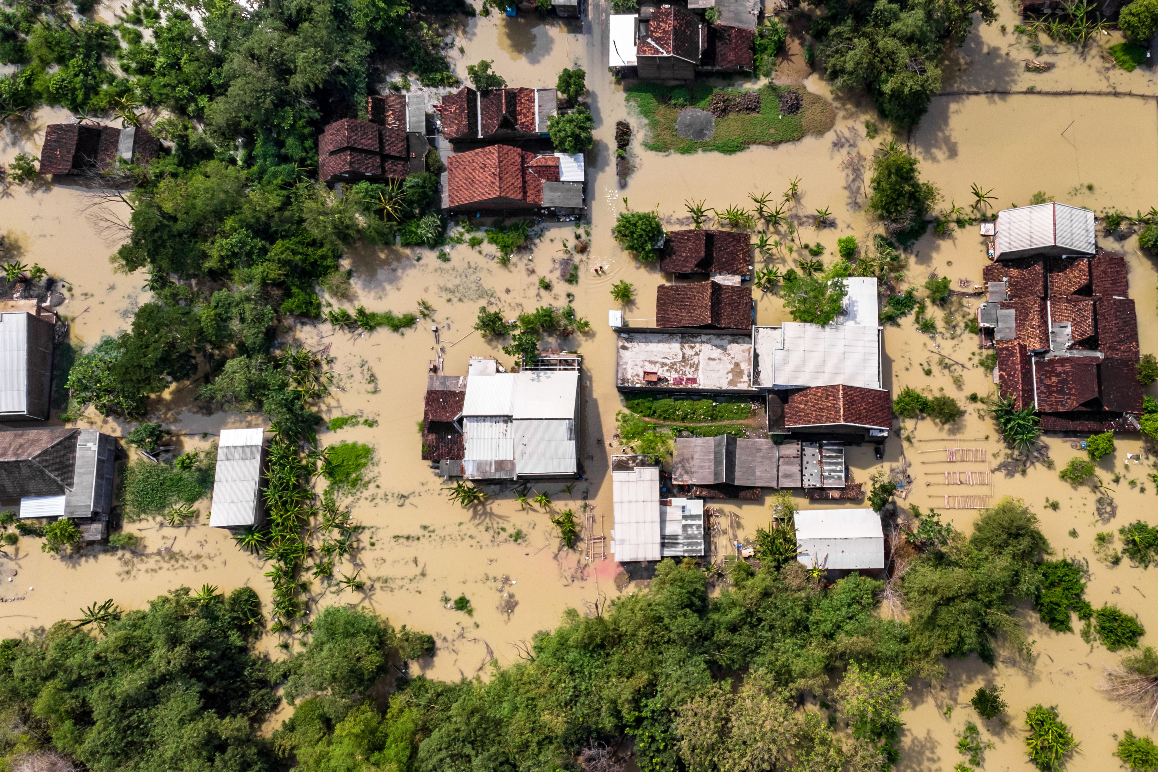  Foto udara permukiman warga yang terendam banjir di Desa Waru, Mranggen, Demak, Jawa Tengah, Selasa (9/4/2019).