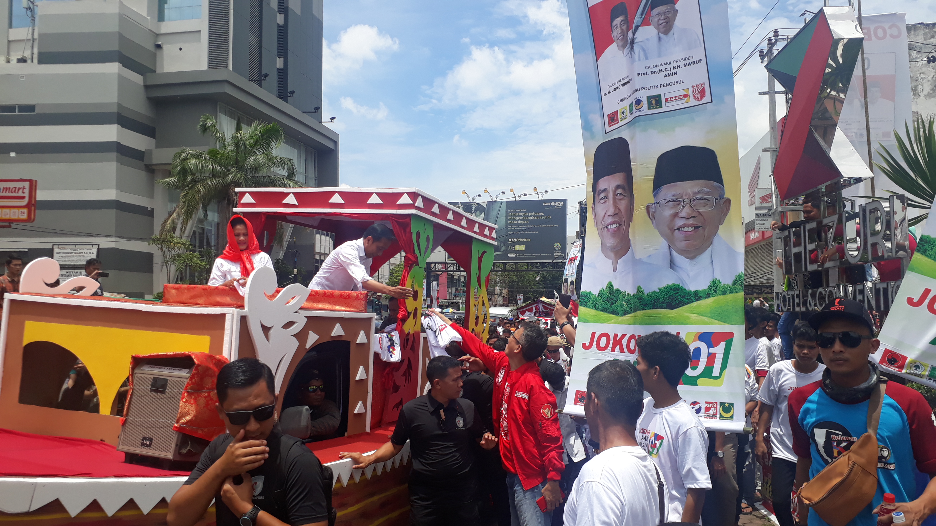 Calon Presiden nomor urut 01 Joko Widodo menumpang kendaraan hias menyapa warga Sumatra Selatan