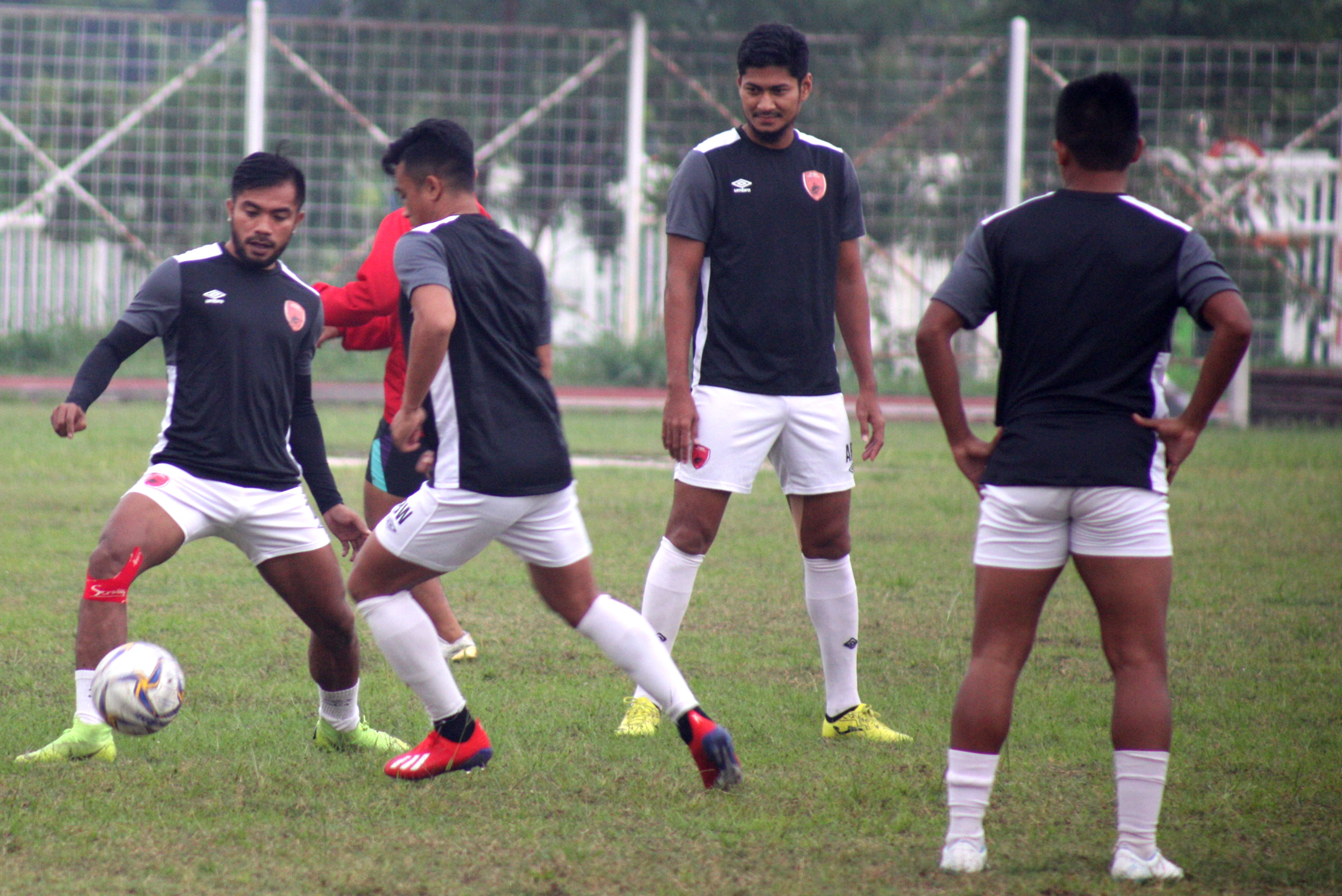  Sejumlah pesepakbola PSM Makassar melakukan sesi latihan