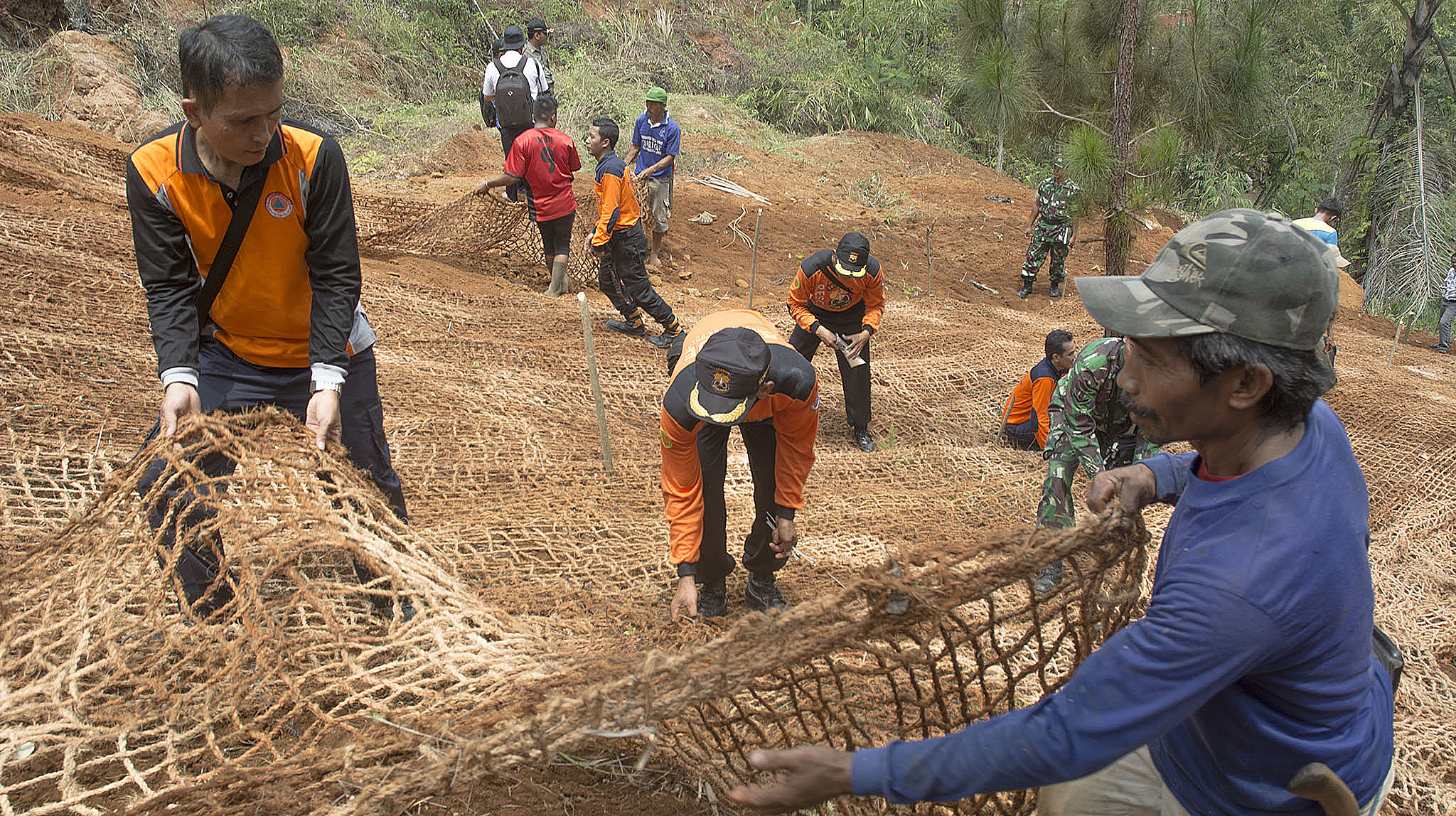 Warga bersama pertugas Badan Penanggulangan Bencana Daerah (BPBD) 