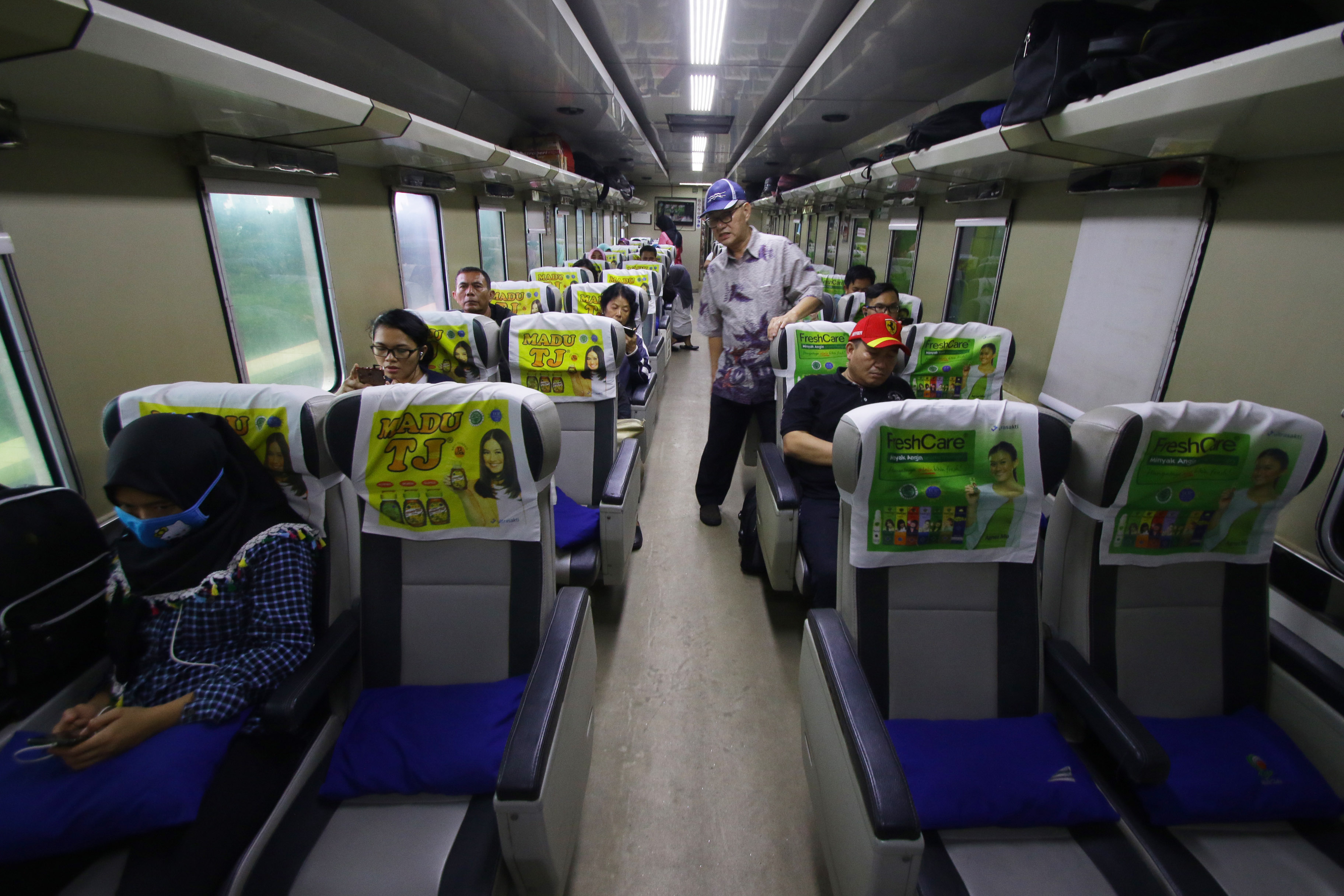 Penumpang berada di dalam kereta Cirebon Ekspres tujuan Cirebon di Stasiun Gambir