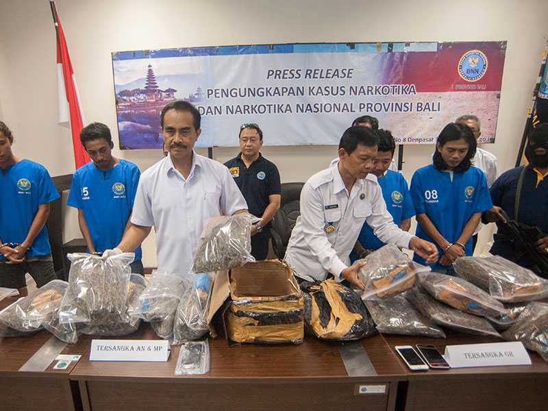 PENANGKAPAN PENGEDAR NARKOBA BALI: Kepala Badan Narkotika Nasional Provinsi (BNNP) Bali Brigjen Pol. Putu Gede Suastawa (ketiga kiri).