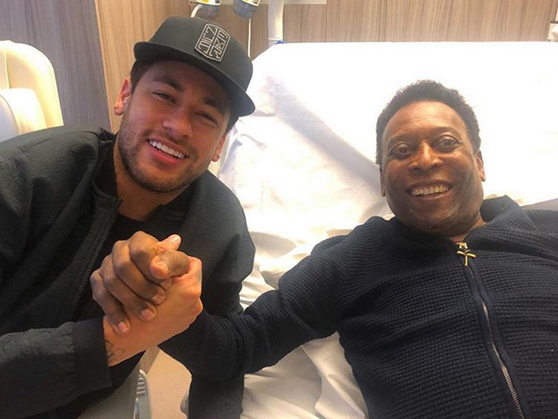 Pele (kanan) saat dijenguk Neymar di rumah sakit.