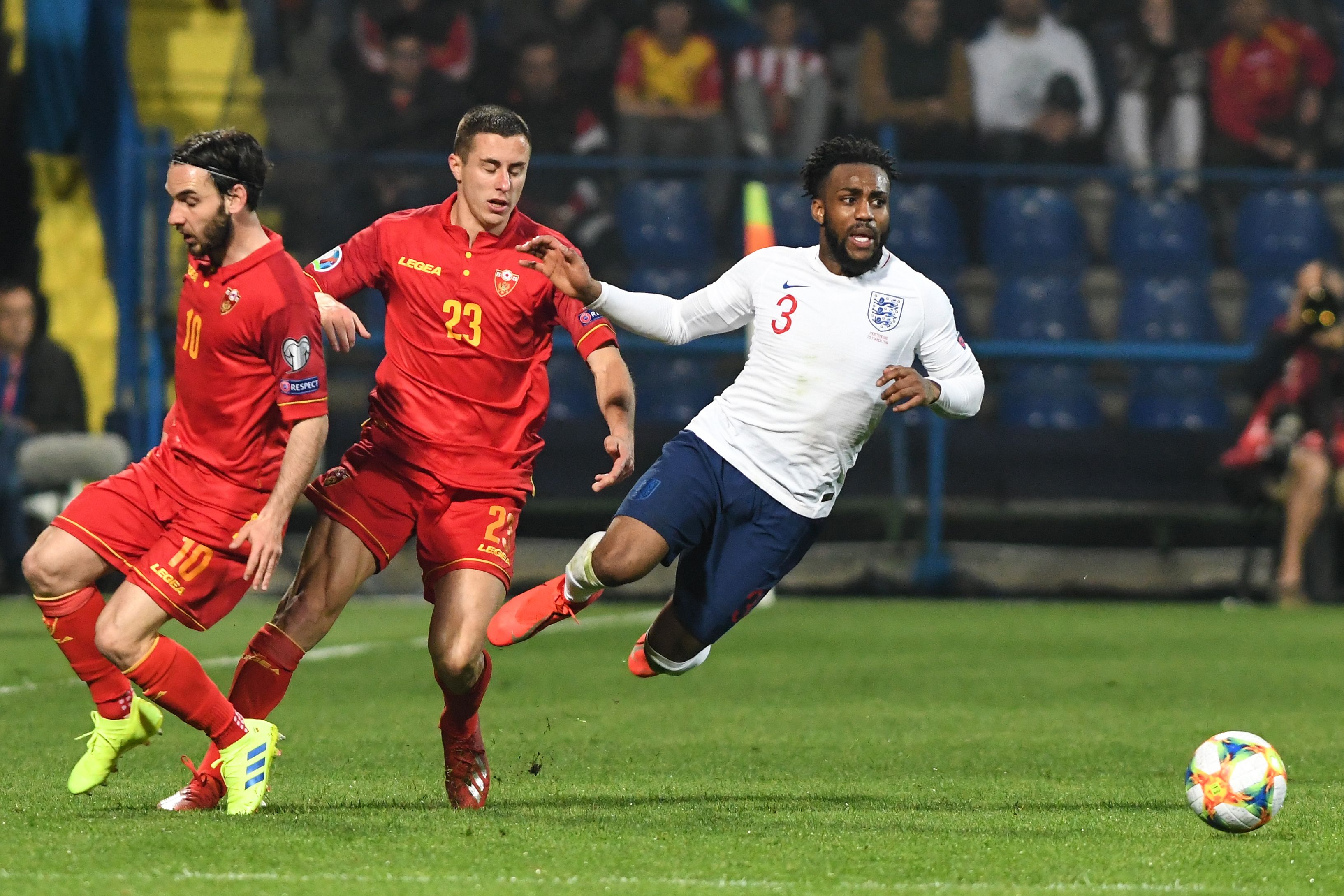 Danny Rose (kanan) saat tampil membela timnas Inggris dalam laga kualifikasi Piala Eropa 2020 melawan Montenegro.