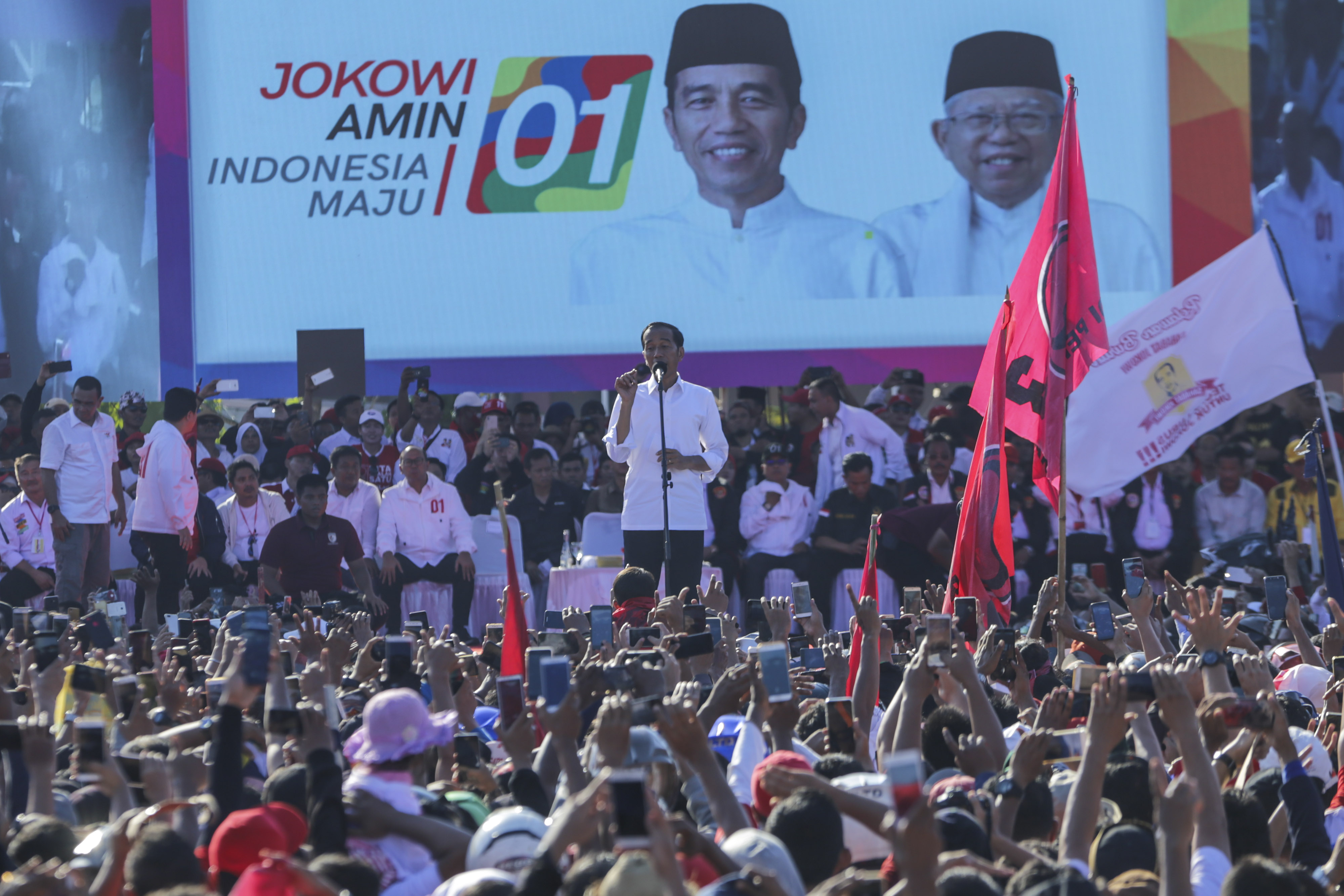  Calon Presiden petahana nomor urut 01 Joko Widodo berpidato di hadapan ribuan pendukungnya