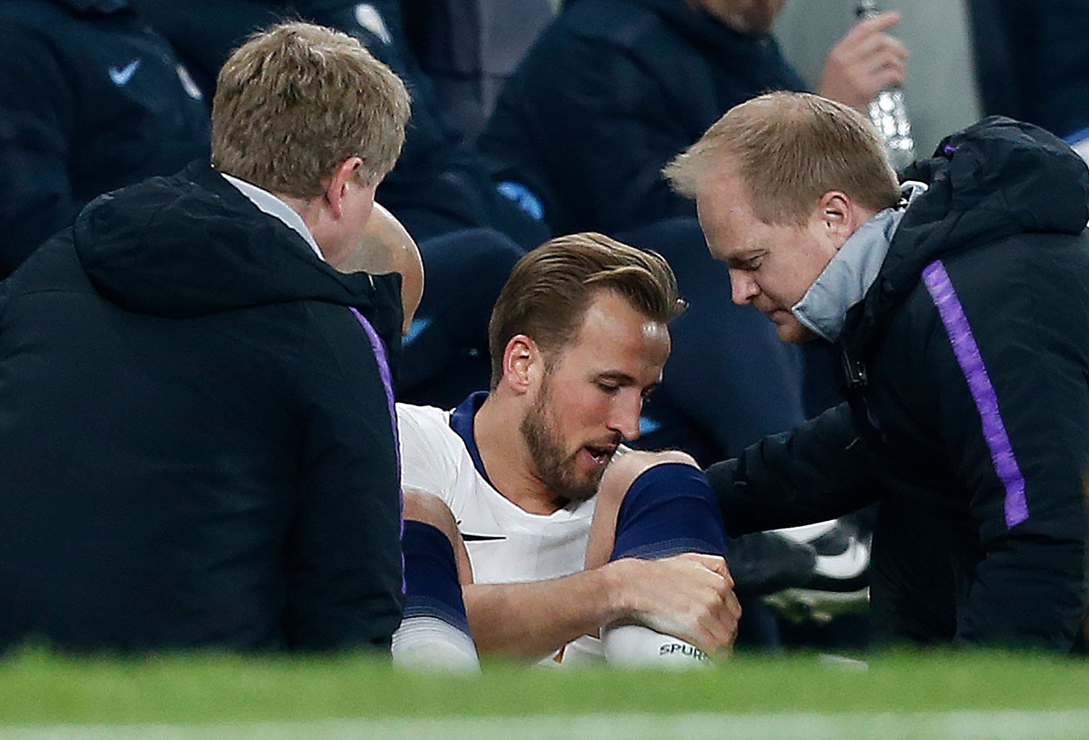 Harry Kane (tengah) mendapatkan perawatan medis setelah mengalami cedera pergelangan kaki di laga Liga Champions.