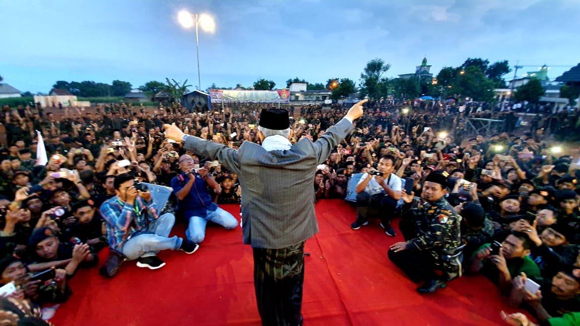 Cawapres 01 KH Ma'ruf menghadiri Apel Akbar Banser di Lamongan, Jatim, Rabu (10/4).