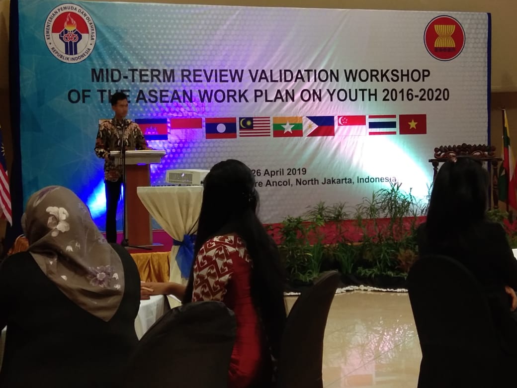 Deputi Pengembangan Pemuda Kemenpora RI Asrorun Ni'am Sholeh saat membuka Mid-Term Review Workshop of the ASEAN Work Plan on Youth