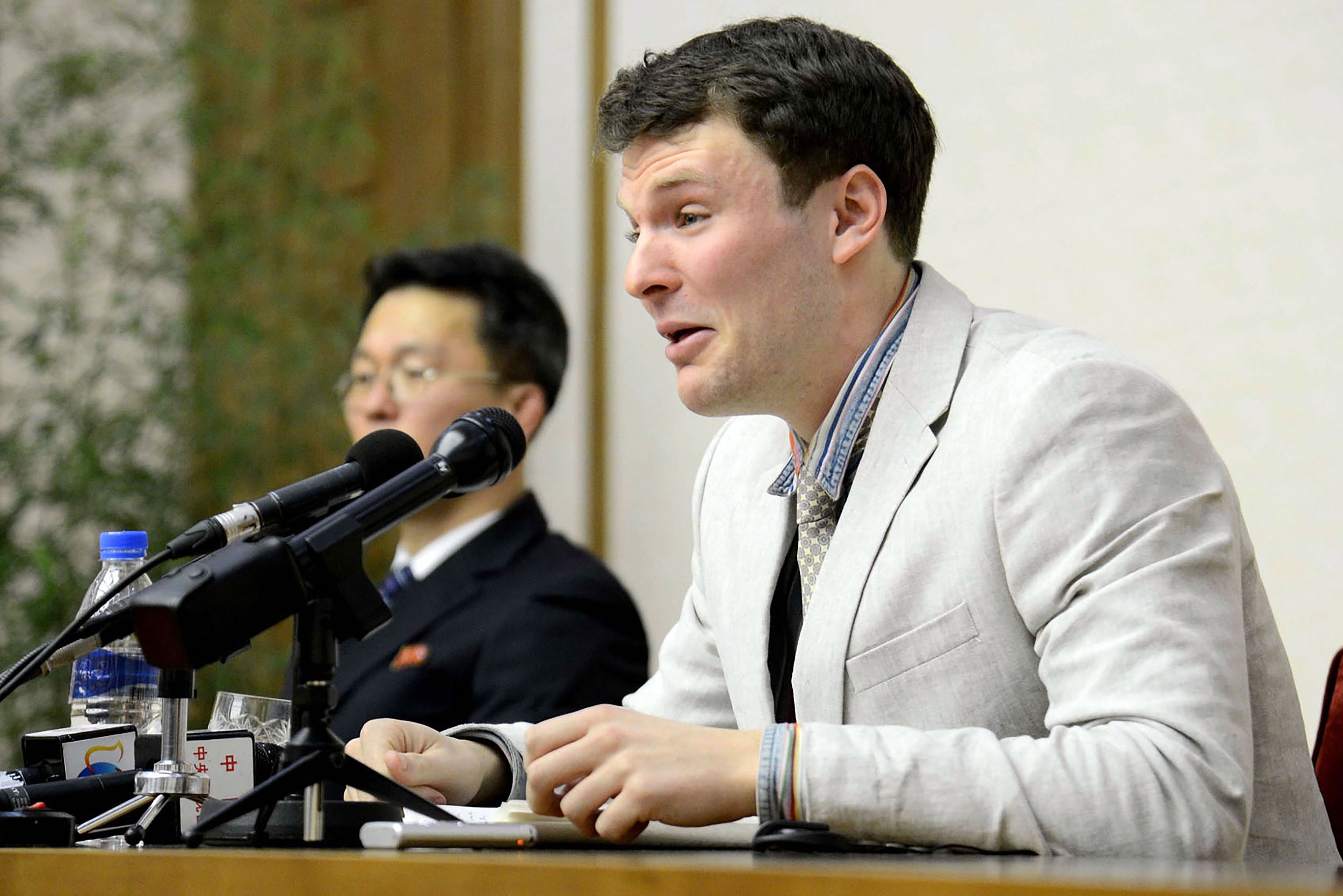 Otto Warmbier memberikan keterangan pers setelah ditangkap pemerintah Korut, 29 Februari 2016.