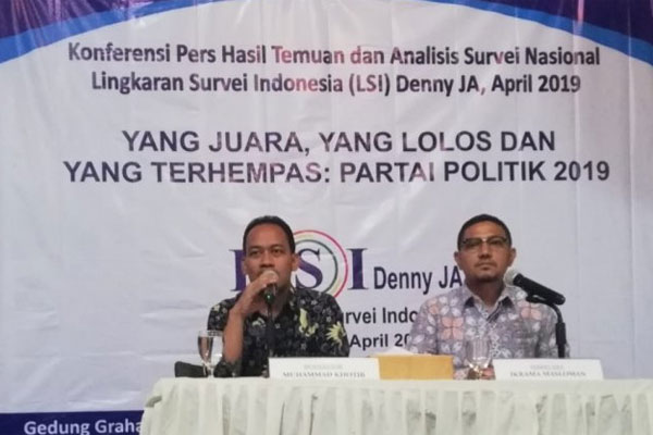 eneliti dari LSI Denny JA, Ikrama Masloman (kanan) saat konferensi pers hasil survei LSI Denny JA terkait elektabilitas partai politik 