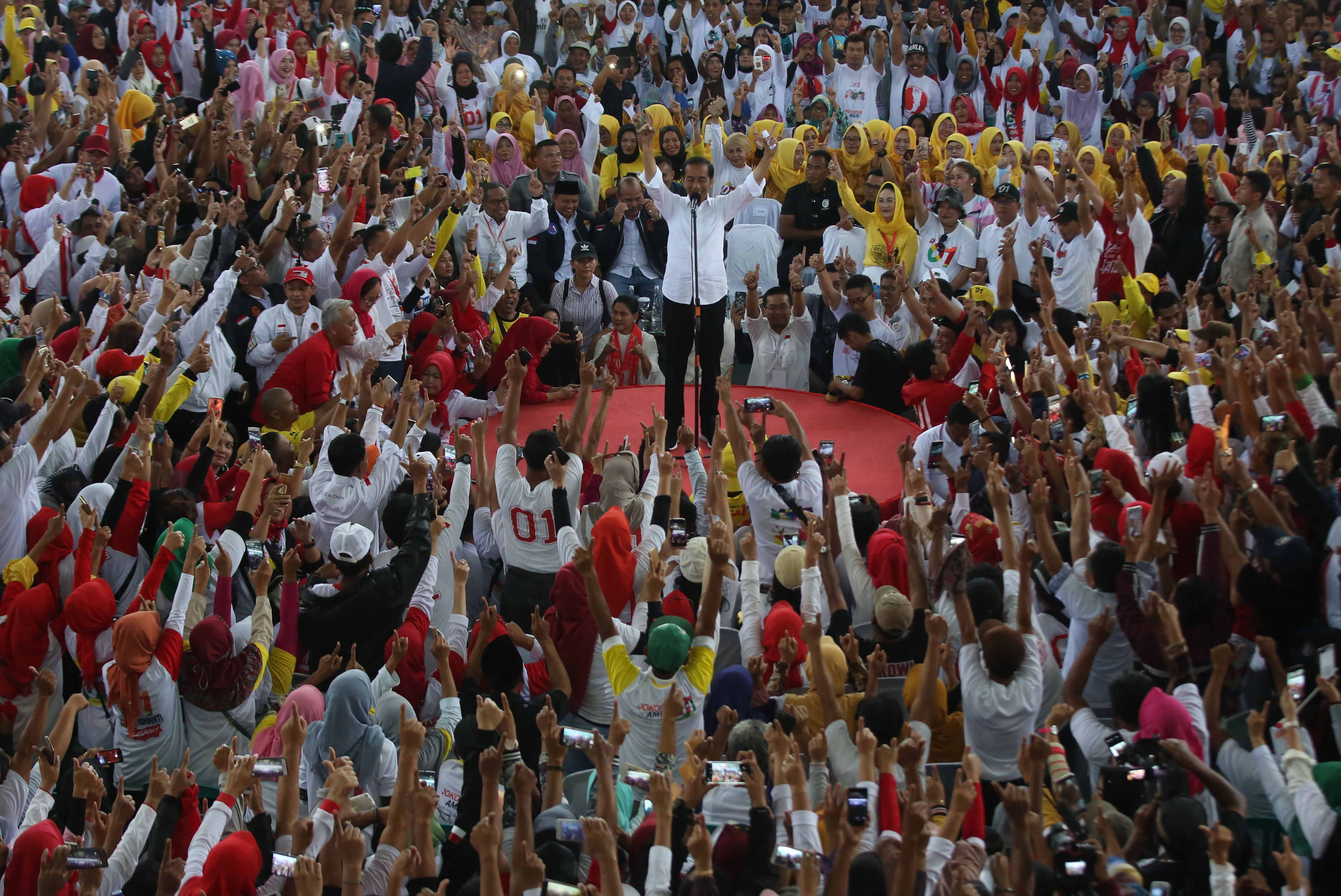 Calon presiden nomor urut 01 Joko Widodo menyampaikan orasi politiknya saat kampanye terbuka di Gedung PLUT