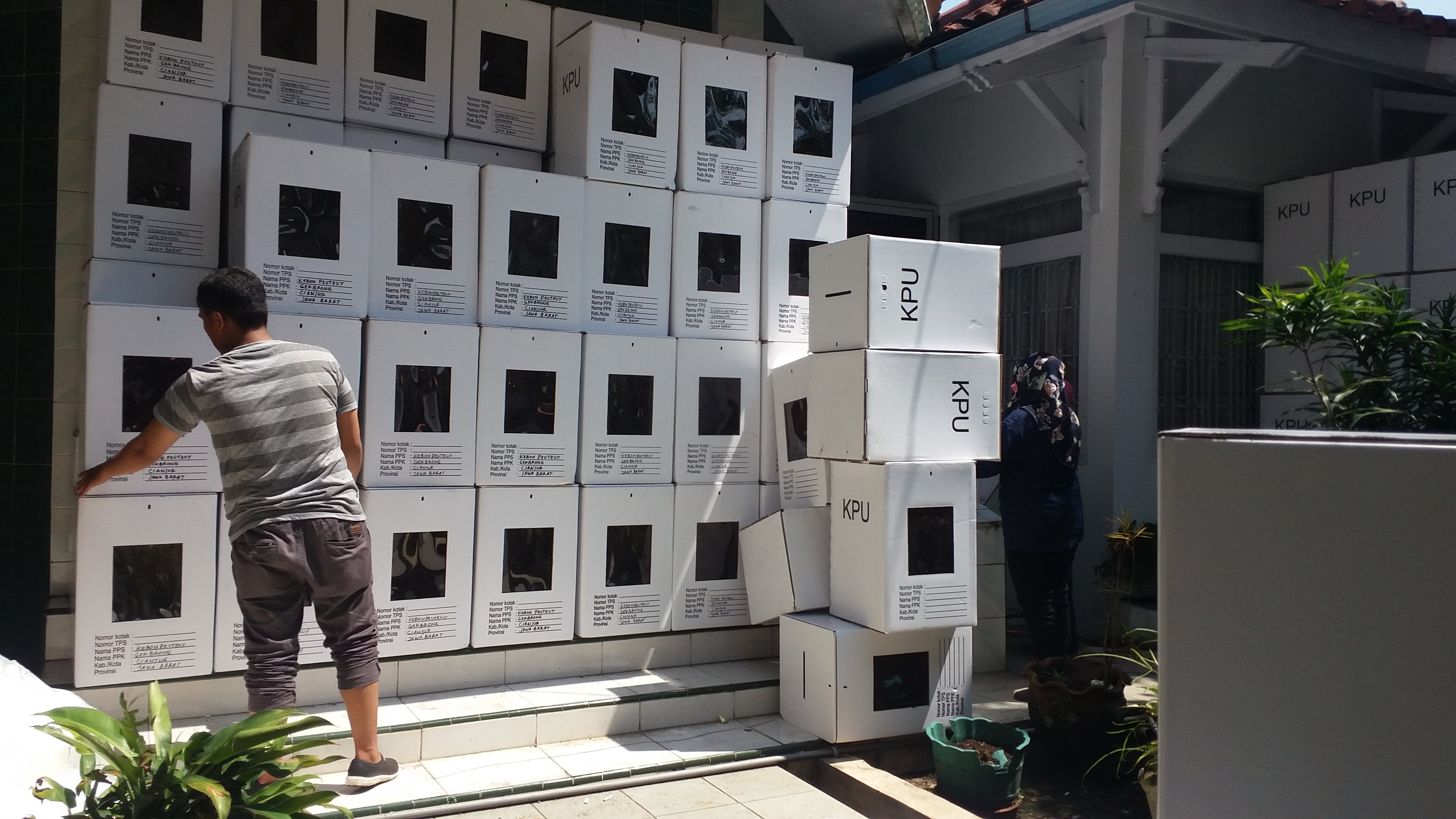 Seorang petugas merapikan logistik di gudang untuk daerah pemilihan (Dapil) 1 Kabupaten Cianjur