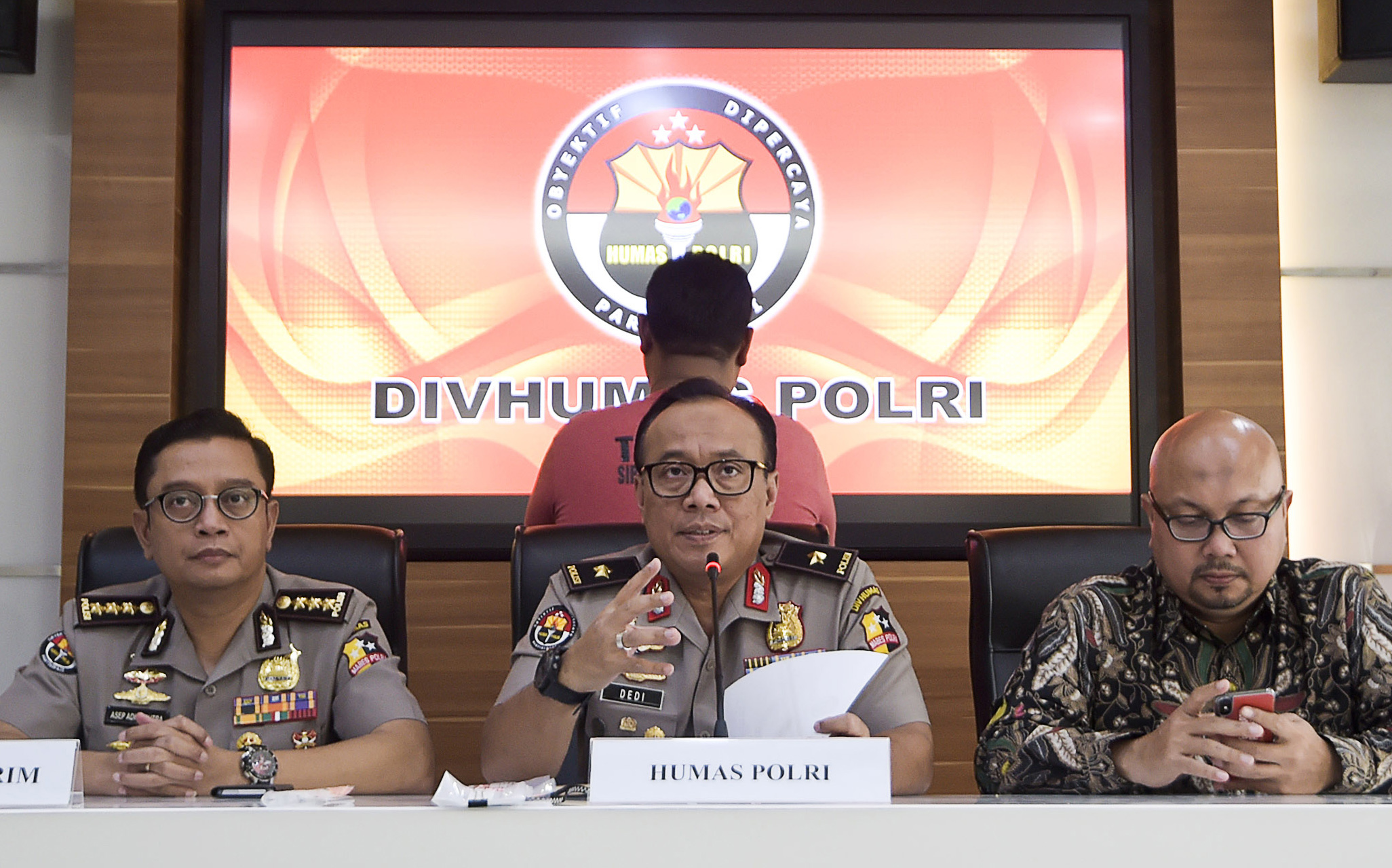Karo penmas Divisi Humas Polri Brigjen Pol Dedi Prasetyo (tengah) memberikan keterangan pers terkait kasus hoaks KPU.