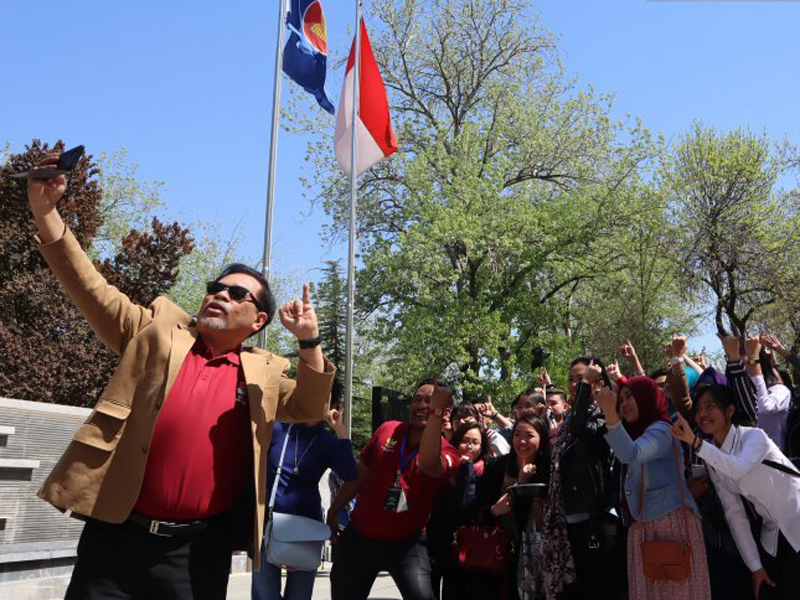 Dubes RI untuk Tiongkok Djauhari Oratmangun berswafoto bersama sejumlah WNI setelah melakukan pemungutan suara di TPS KBRI Beijing.