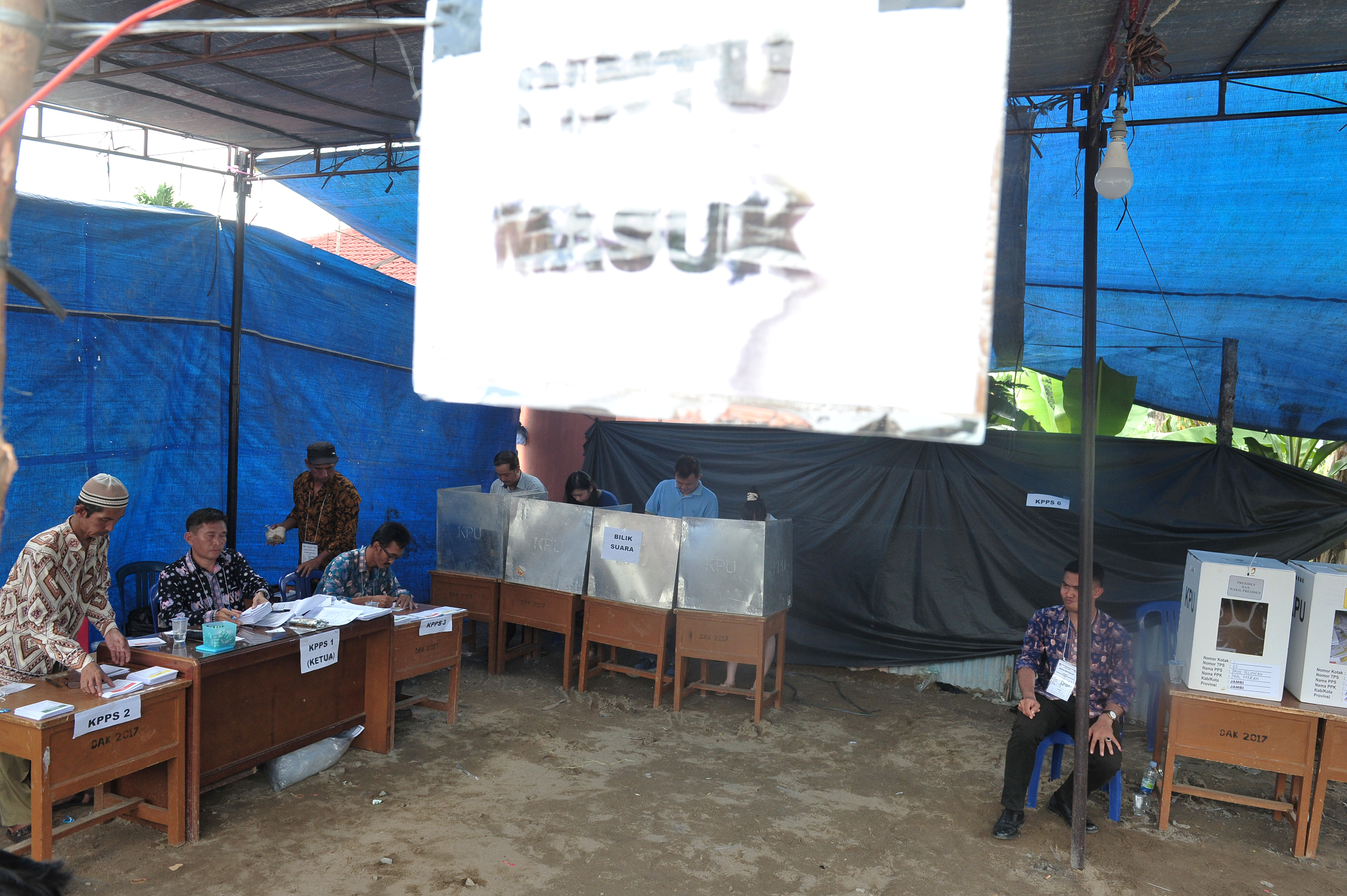 Warga melakukan pemungutan suara susulan dalam pemilu serentak 2019 di TPS 22 Payo Selincah