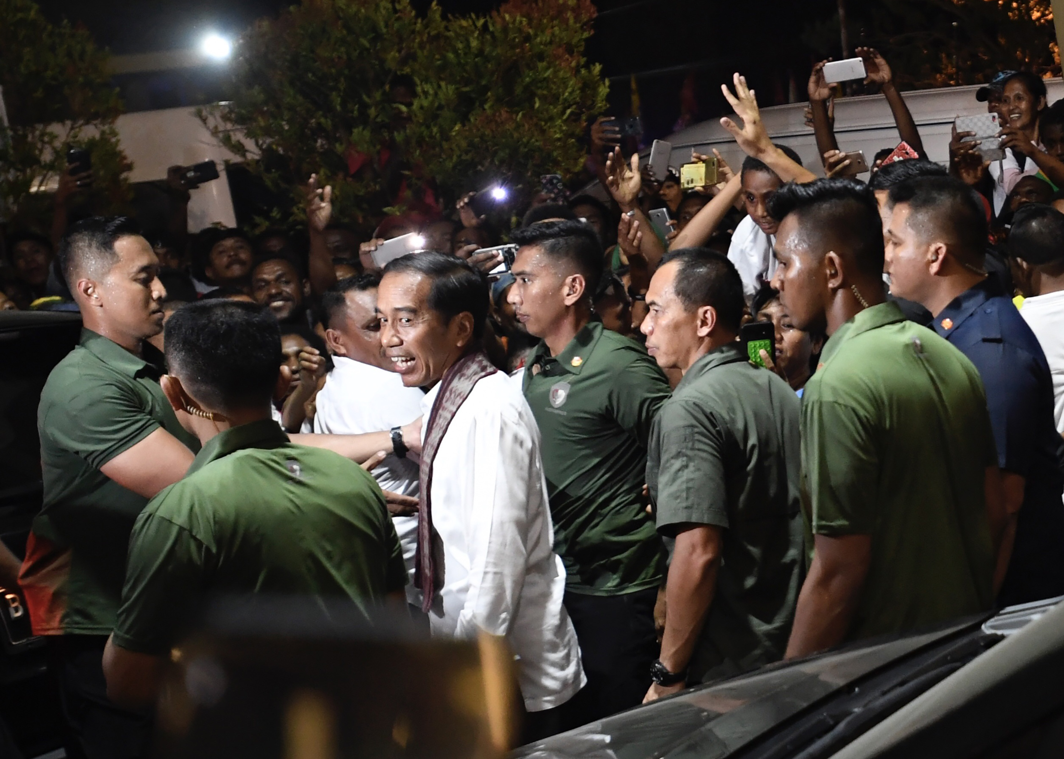 Di Sorong, Jokowi Enam Kali Dicegat Warga yang Minta Salaman