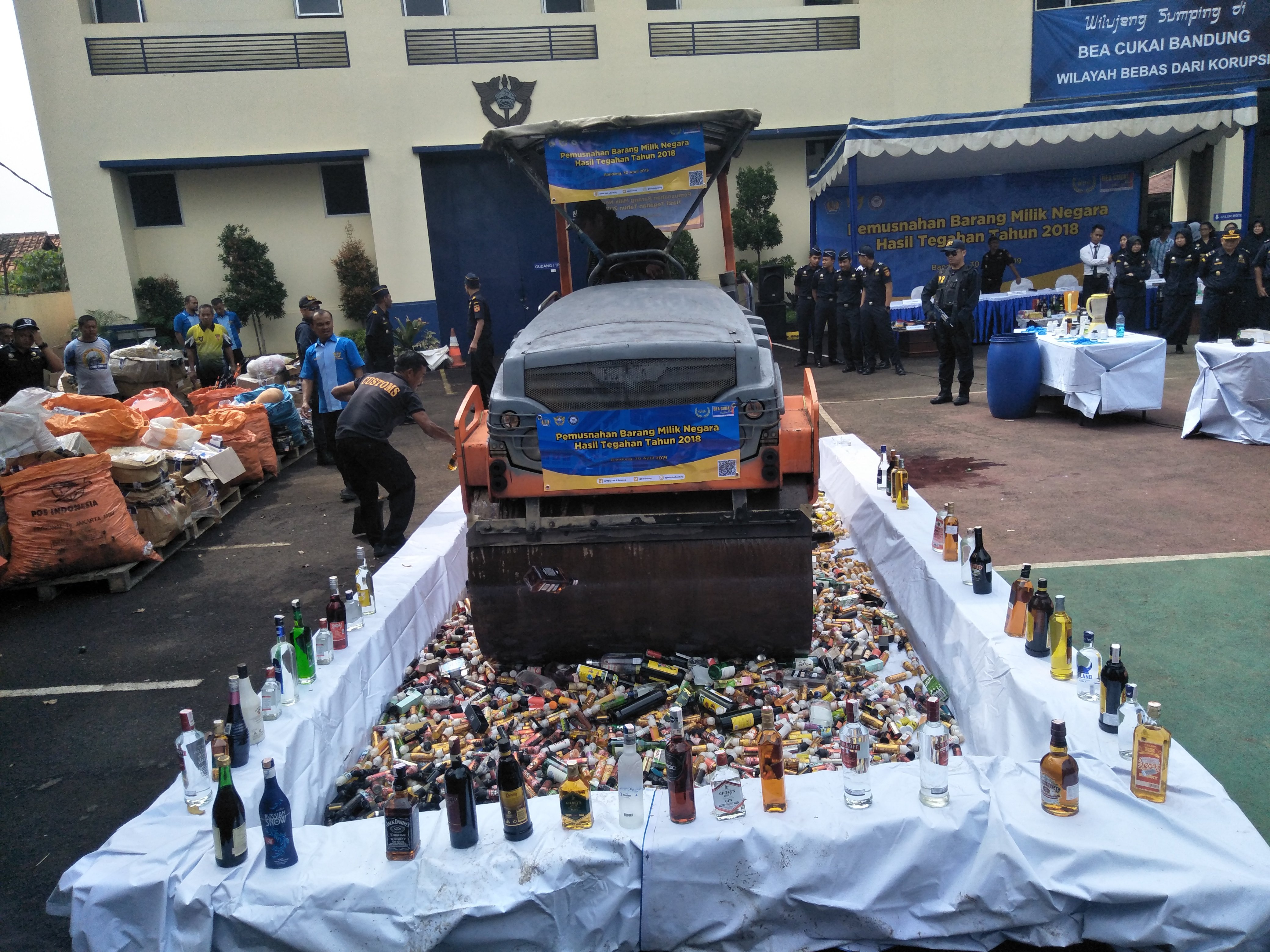 Pemusnahan liquid vape dan barang hasil sitaan lainnya di Kantor Pabean dan Cukai Bandung, Selasa (30/4).  