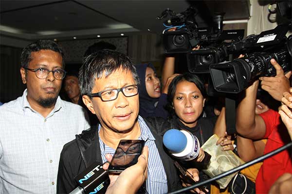 Akademisi dan aktivis Rocky Gerung (tengah) bersiap menjalani pemeriksaan di Ditkrimsus, Polda Metro Jaya, Jakarta, Jumat (1/2/2019).