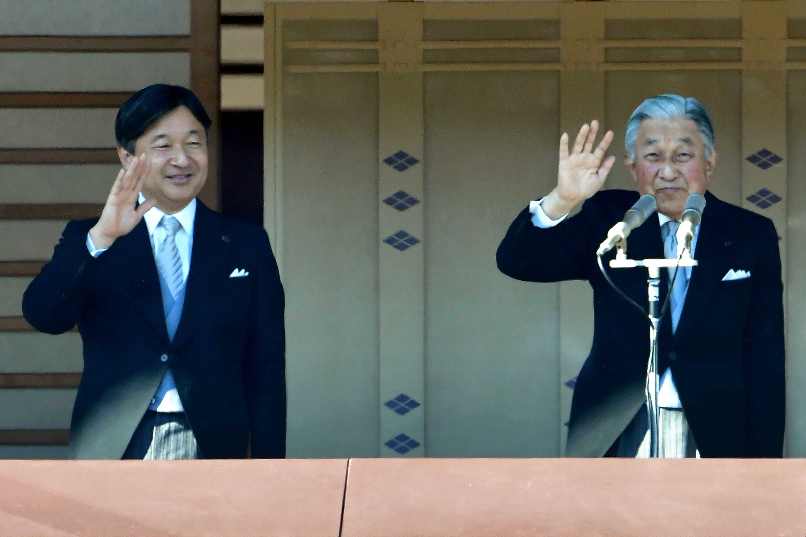 Kaisar Akihito (kanan) dan Putra Mahkota Naruhito.