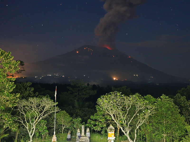 Material vulkanis menyembur dari kawah Gunung Agung saat erupsi yang terpantau dari Pos Pengamatan Gunung Api Agung, Karangasem, Bali