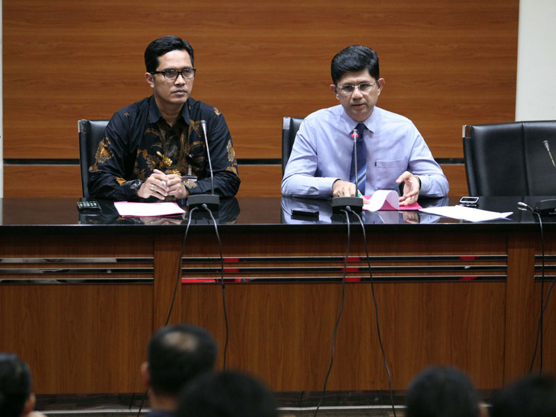 Wakil Ketua KPK Laode M Syarif (kanan) didampingi Juru bicara Febri Diansyah menyampaikan keterangan pers di Gedung KPK, Jakarta