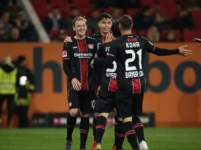 Para pemain Bayer Leverkusen merayakan gol mereka ke gawang Augsburg.