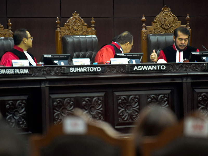 Mahkamah Konstitusi (MK) melarang hitung cepat digelar sejak pagi, dan baru diperbolehkan untuk diumumkan pada sore hari.