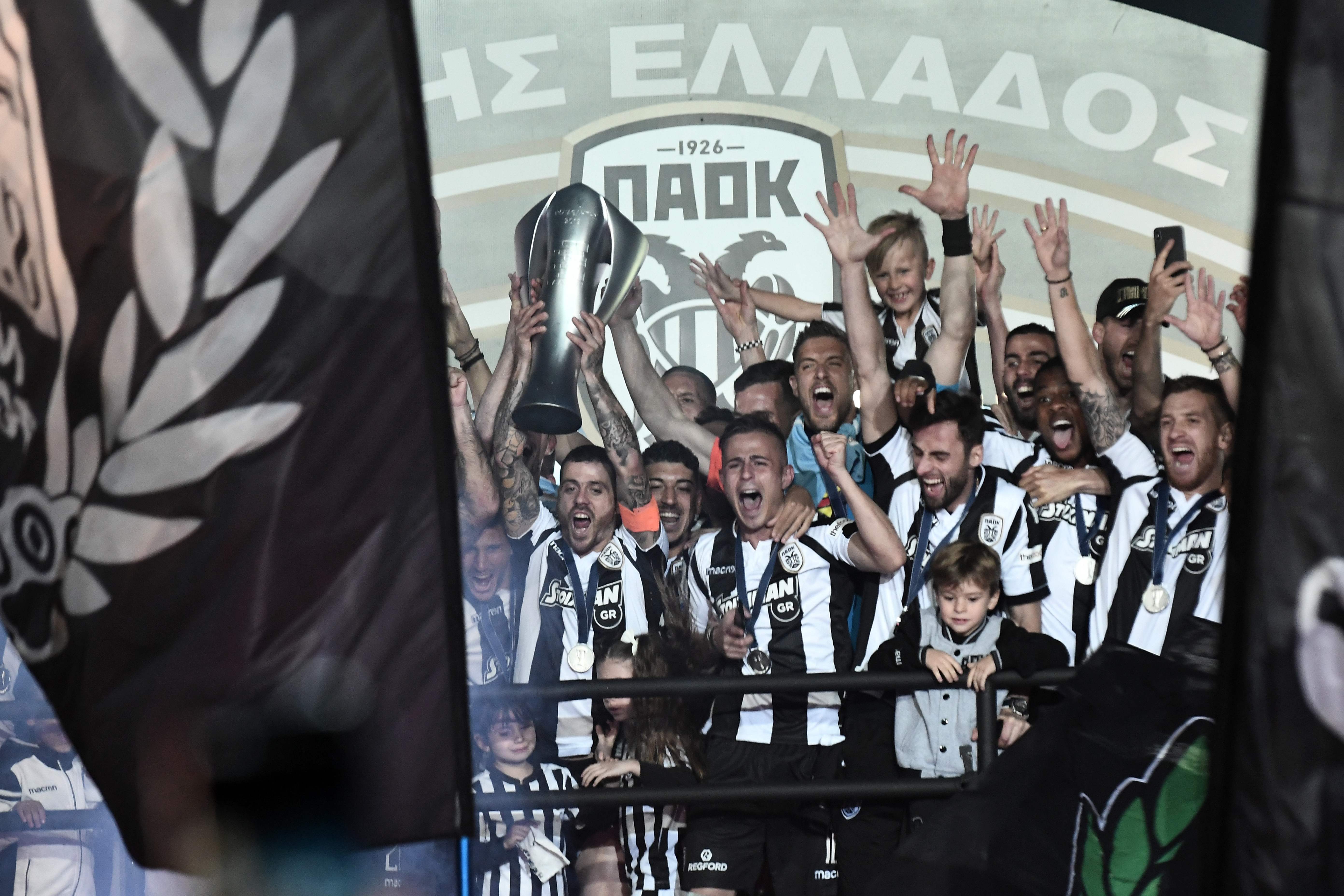 Para pemain PAOK merayakan gelar juara Liga Yunani.