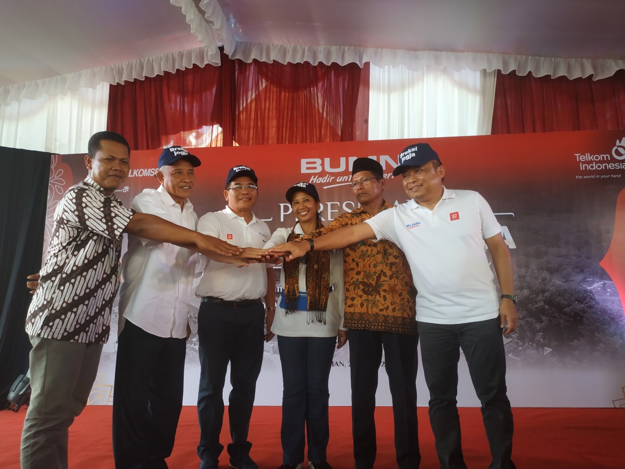 Menteri BUMN Rini Soemarno (ketiga dari kanan), meresmikan Balkondes Sambirejo di Tebing Breksi, Sabtu (27/4).