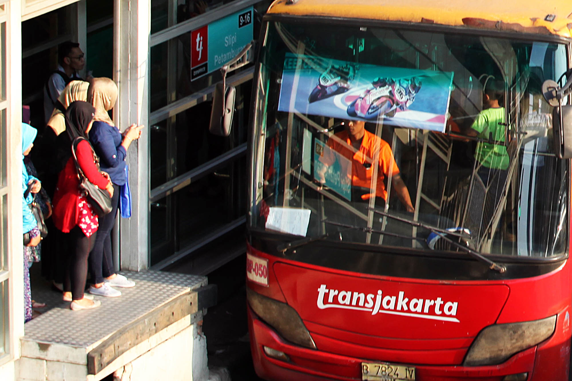 Supir bus Trans Jakarta tengah bertugas mengendarai bus di Jalan Letjen S. Parman, Jakarta Barat.