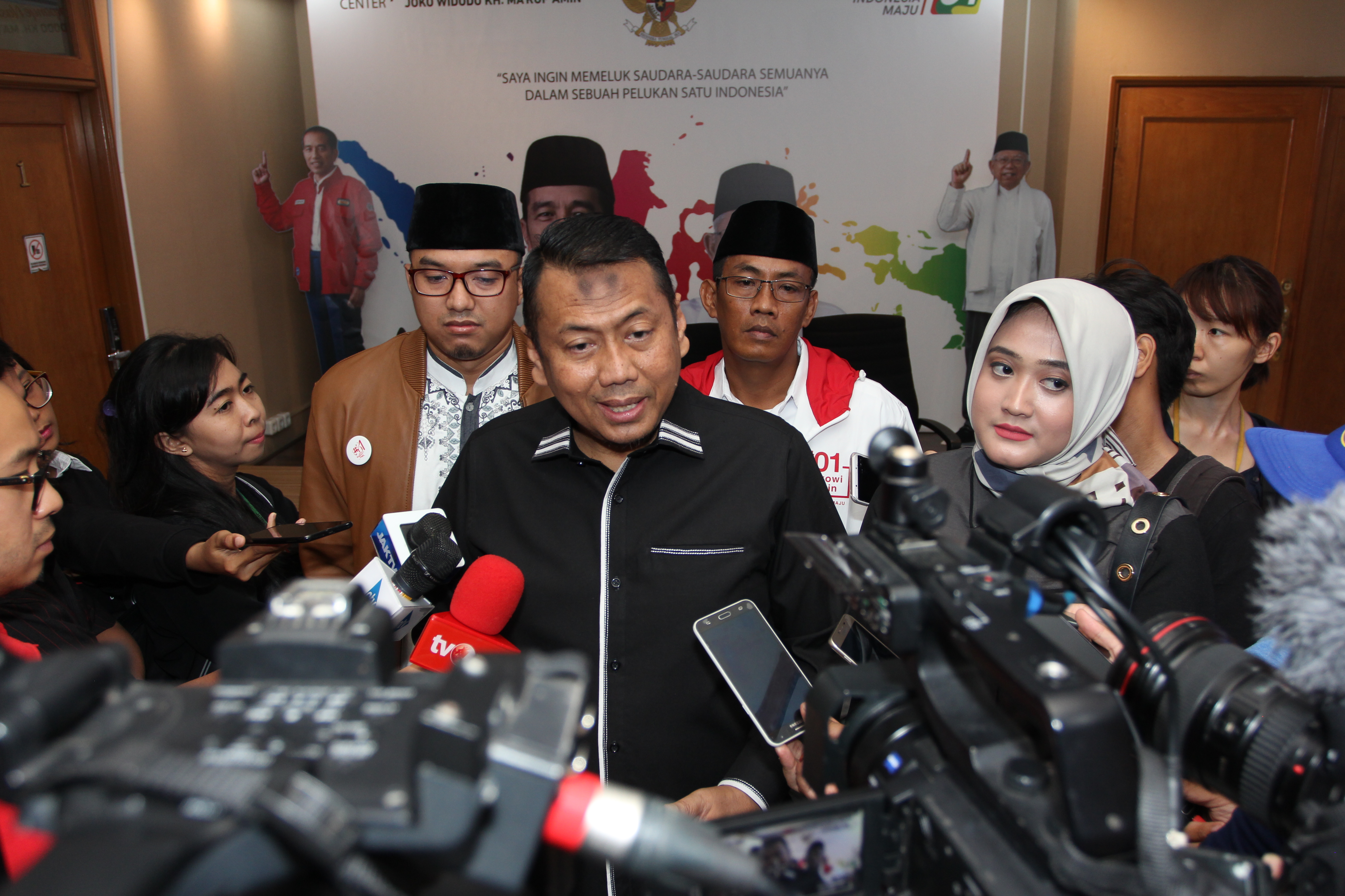  Koordinator aktivis eks 212 dan 411 Kapitra Ampera (tengah)