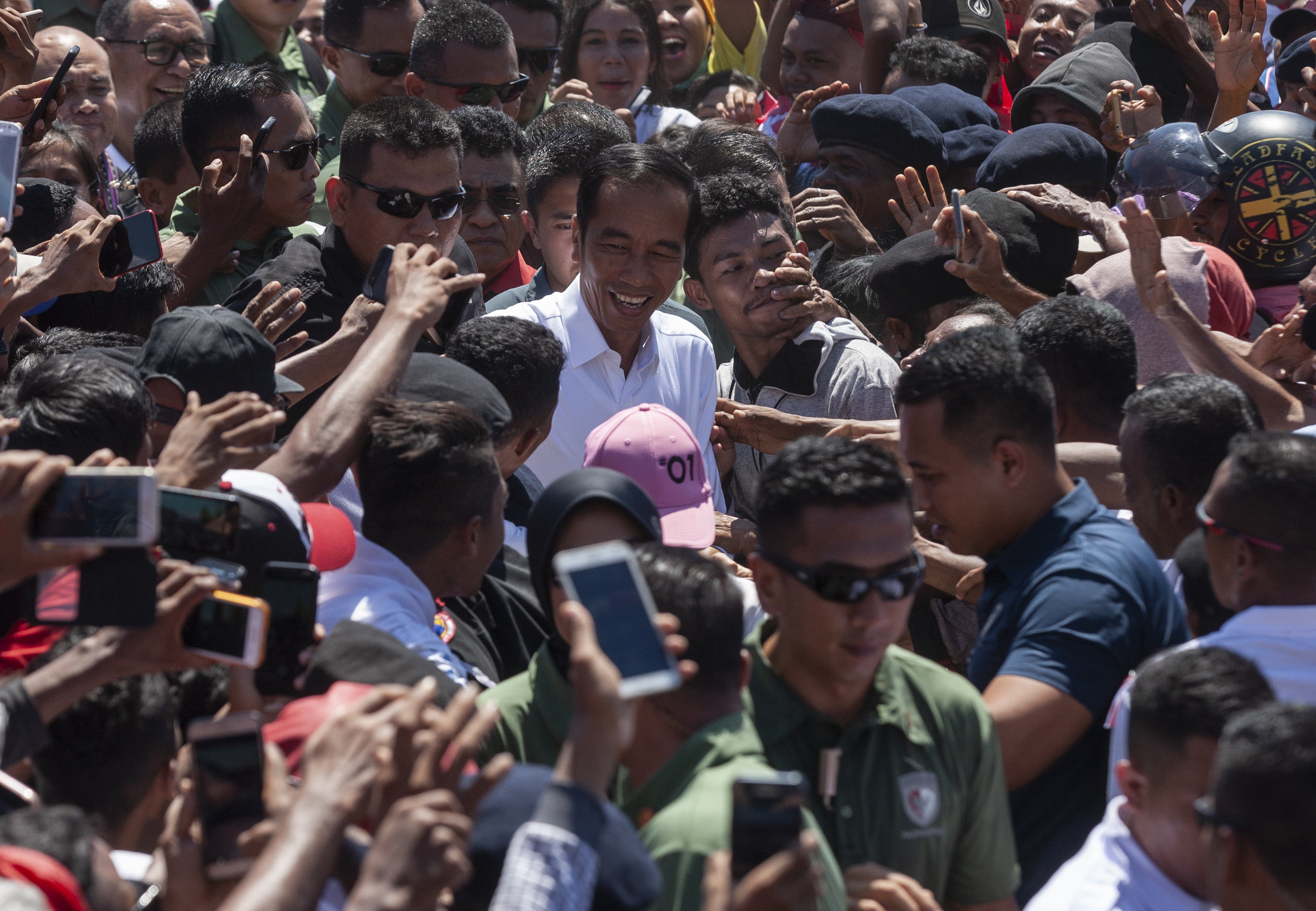 Calon presiden nomor urut 01 Joko Widodo menyapa simpatisan saat kampanye terbuka