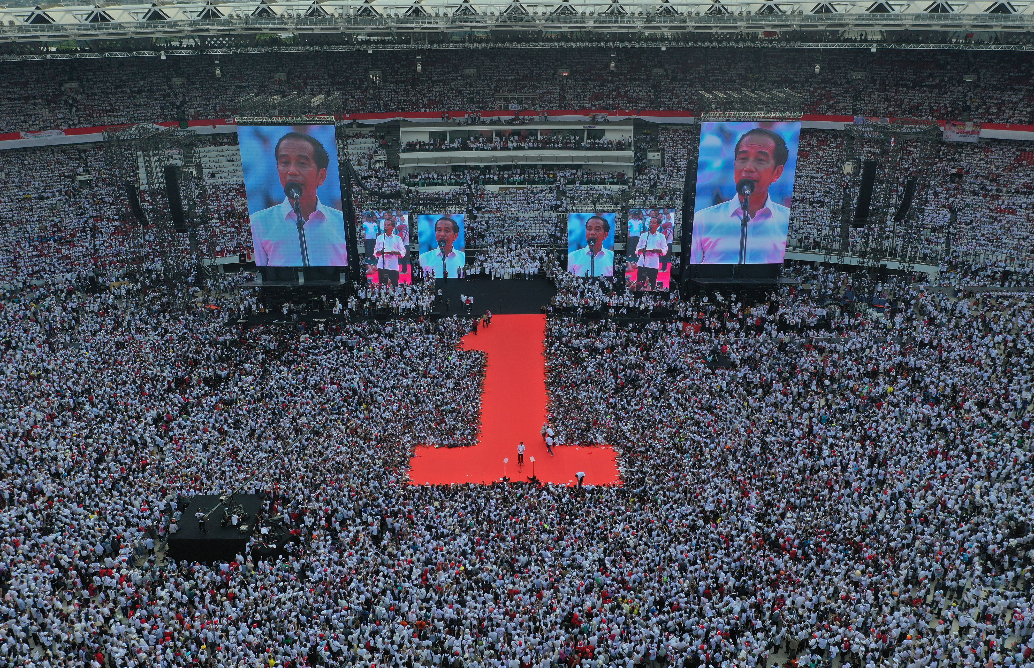 Capres Jokowi saat Konser Putih Bersatu di GBK, Sabtu (13/4).