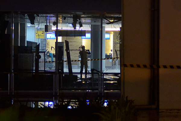 Petugas berada di sekitar lokasi kebakaran yang terjadi di kawasan Terminal Keberangkatan Domestik Bandara Internasional I Gusti Ngurah Rai