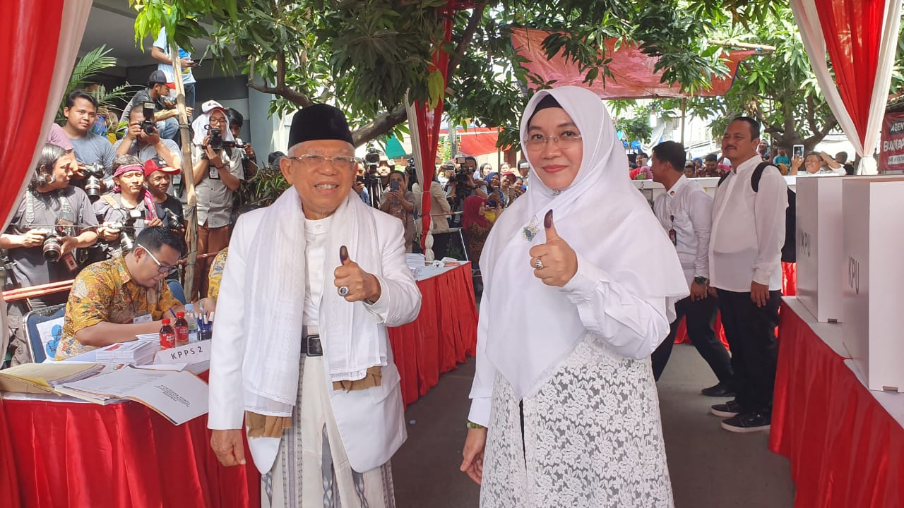 Cawapres 01 Ma'ruf Amin bersama istri Wury Estu Handayani seusai menggunakan hak pilih mereka.
