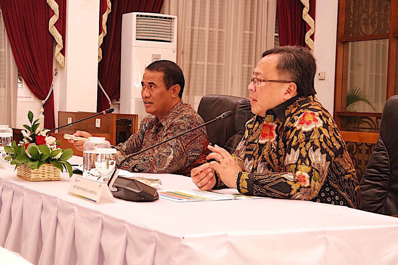 Mentan Amran Sulaiman dan Menteri Perencanaan Pembangunan Nasional/Kepala Bappenas Bambang Brodjonegoro di Jakarta, Jumat (26/4).