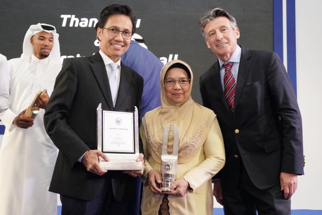 Sekum PB PASI Tigor Tanjung, pelatih sprint nasional Eni Nuraeni Sumartoyo, dan Presiden IAAF Sebastian Coe 