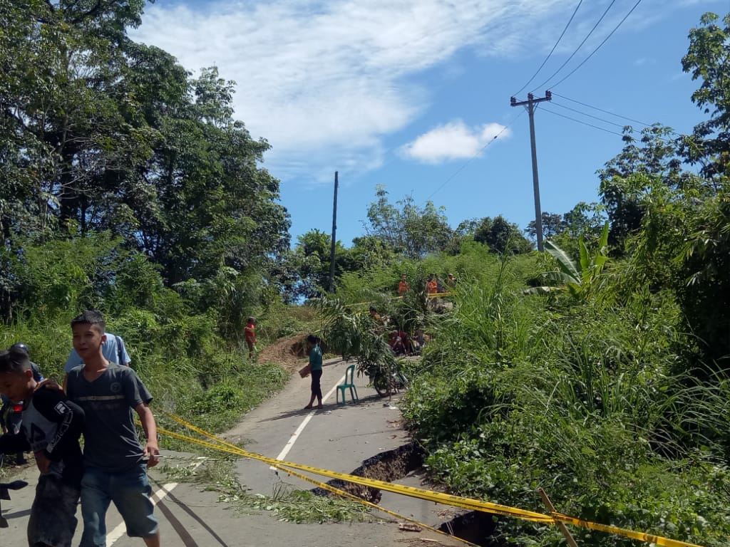  Jalan amblas di Desa Kelndang Atas ,Kabupaten Bengkulu Tengah, Bengkulu, sepanjang sepuluh meter.