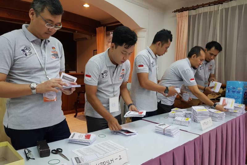 Para petugas PPLN Phnom Penh menyusun surat suara di Tempat Pemungutan Suara Luar Negeri (TPSLN) di Kamboja, Sabtu (13/4).