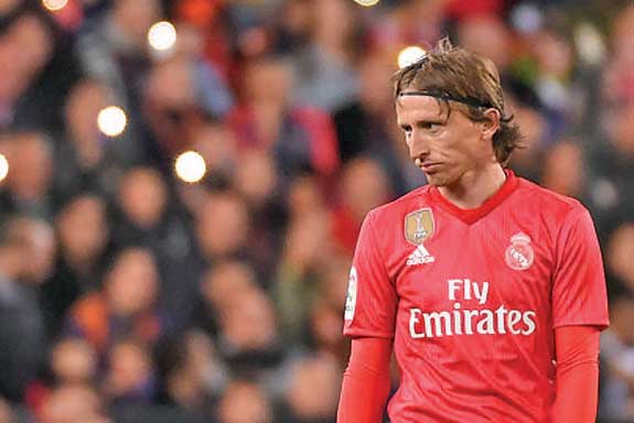 Gelandang Real Madrid Luka Modric berjalan lesu saat laga melawan Valencia di Stadion Mestalla dalam lanjutan La Liga