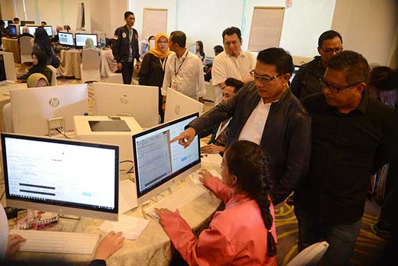  Ketua Harian Tim Kampanye Nasional (TKN) Jokowi-Amin, Moeldoko (kiri) didampingi Sekretaris TKN Jokowi-Ma'ruf, Hasto Kristiyanto (kanan)