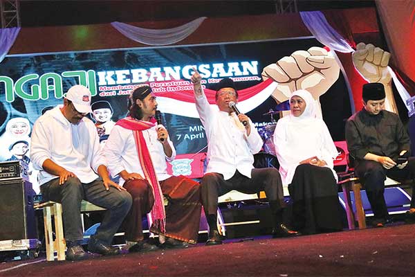 NGAJI KEBANGSAAN: Mantan Ketua Mahkamah Konstitusi Mahfud MD (tengah) bersama Gubernur Jawa Timur Khofi fah Indar Parawansa (kedua dari kana