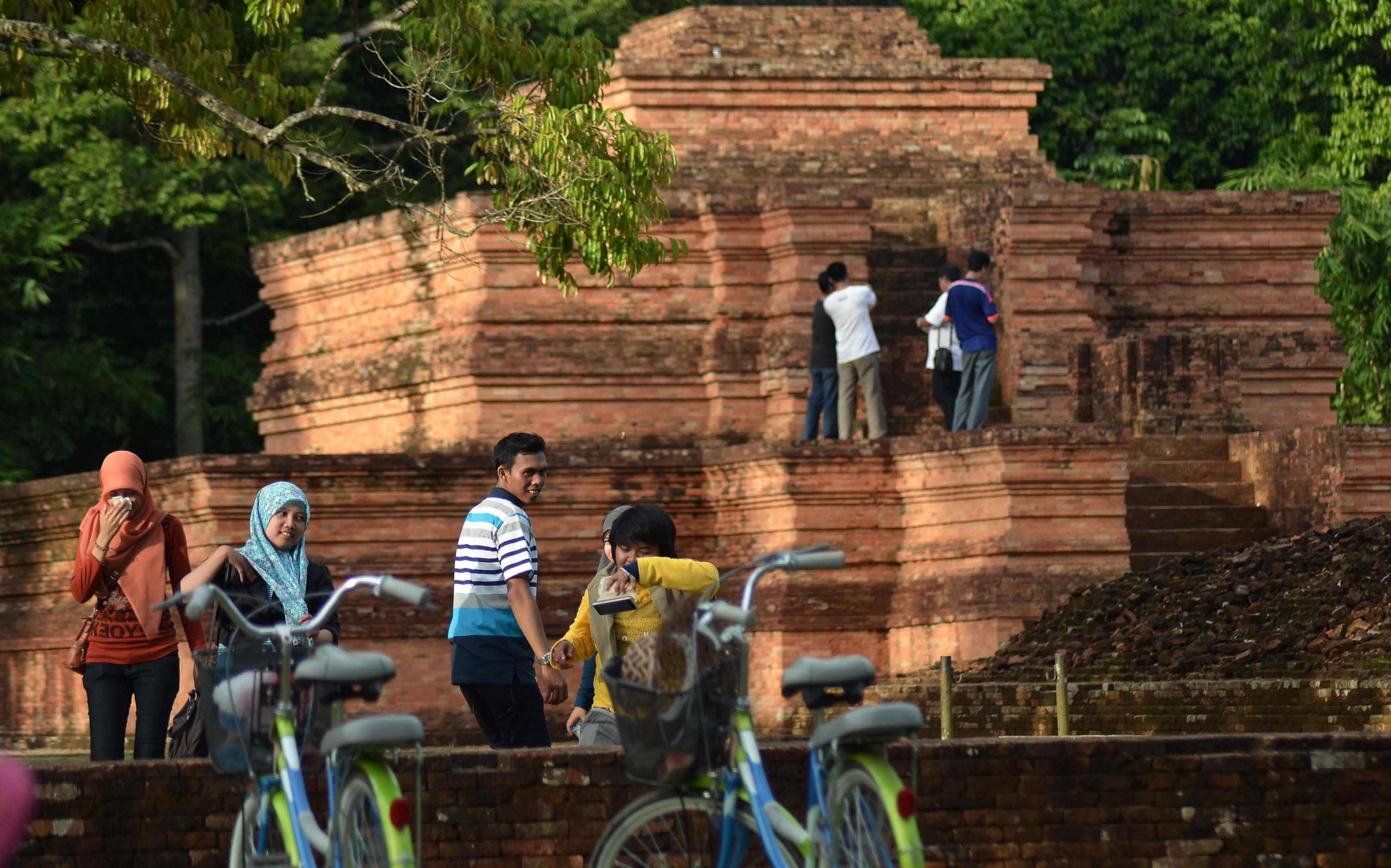 Pengunjung berada di Candi Gumpung, kompleks Percandian Muaro Jambi, Kab. Muarojambi, Jambi, 