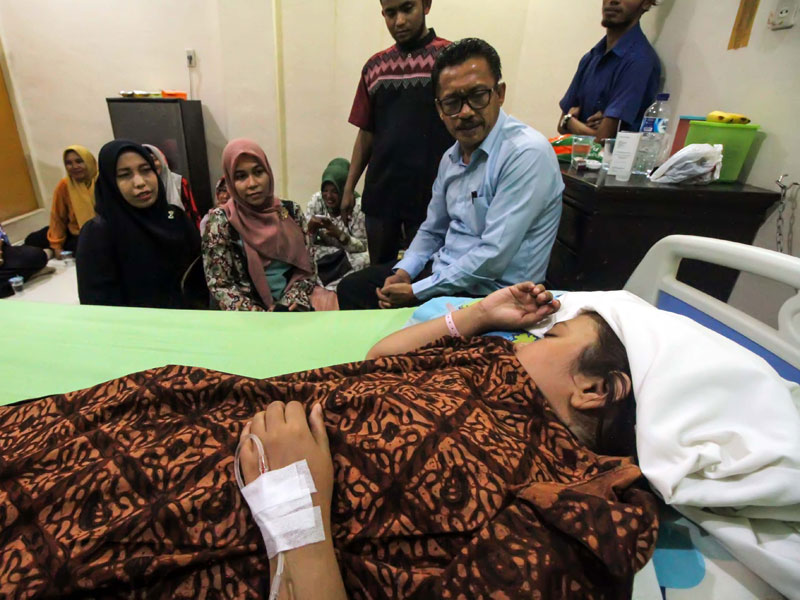 Anggota KIP melihat langsung kondisi Kesehatan Hasdiana petugas PPS yang menjalani perawatan medis di salah satu rumah sakit di Lhokseumawe.